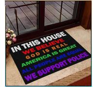 Felpudo Entrada casa En Esta casa Creemos Que Dios es Real, Que Estados Unidos es Genial, Que Todas Las Personas Son Iguales, apoyamos a la policía.