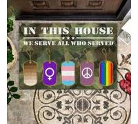 Felpudo Entrada casa LGBT - En Esta casa servimos a Todos los Que sirvieron.