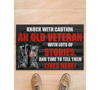 Felpudo Entrada casa Llama con precaución. Un Viejo Veterano con Muchas Historias y Tiempo para contarlas Vive aquí.