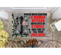 Felpudo Entrada casa Llama con precaución. Una veterana con Muchas Historias y Tiempo para contarlas Vive aquí.