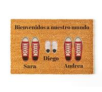 Felpudo Personalizado para la Entrada de Casa | Personaliza tu Felpudo con toda tu Familia y Mascotas | 70 x 40 cm | Felpudos Originales y Divertidos en 100% Fibra de Coco | Familia de 3 Zapas Rojas