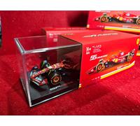 BBurago Modelo a escala 1:43 SFR Ferrari SF-24 con casco (2024)