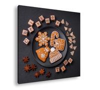 Festiva alegría de pan de jengibre rodeado de pequeñas decoraciones de madera - es Christmas Time. Formato: 60 x 60 cm como lienzo, diseño enmarcado en marco de madera auténtica, impresión digital de