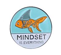 Ficsowy Broche esmaltado con diseño de tiburón y pez dorado con diseño de carpa, Mindset Is Everything - La mentalidad es todo para mujeres, hombres, adolescentes, adultos, zinc, sin piedras preciosas