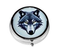 Fierce Wolf Head Este pequeño pastillero redondo es un organizador portátil de medicamentos de viaje con tres compartimentos para almacenar medicamentos diarios.