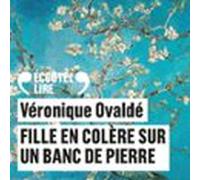 Fille en colère sur un banc de pierre