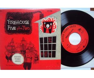 Firehouse Five Plus Two, Mayhew Lake, Arthur Kessel und Victor Berton, Danny Alguire, Al Hoffmann und Al Goodhart und Ralph Blue - Just a Stomp at twilight, Sobbin Blues, Firechief Rag, Who Walks in when I walk out - 7 Inch Single. Mayhew Lake, Arthur Kessel und Victor Berton, Danny Alguire, Al Hoffmann und Al Goodhart und Ralph Blue. The Firehouse Five Story Vol. 2 Good Time Jazz M