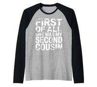 First of All She Was My Second Cousin Chistes incómodos |- Camiseta Manga Raglan