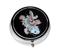 Fish Swims Lotus Este pequeño pastillero redondo impreso es un organizador portátil de píldoras y vitaminas perfecto para bolsillos, bolsos y viajes.