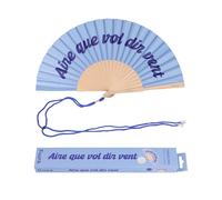 Fisura - Abanico original con mensaje “aire que vol dir vent”. Abanico de madera moderno y colorido. Ventilador de mano azul. Colgador incluido. Medidas: 42,5 x 23 cm