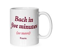 Fisura - Taza cerámica con mensaje Back in five minutes. Taza original con mensaje divertido. Mug de 320 ml de capacidad. Apta para microondas y lavavajillas.