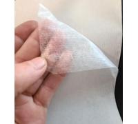 Fliselina termoadhesiva de doble cara ligera con papel ideal para poder calcar y dibujar tus patrones o proyectos. Se vende a metros - Kadusi