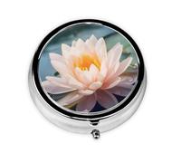 Flores de loto. Este pequeño pastillero redondo es un organizador portátil de medicamentos de viaje con tres compartimentos para almacenar medicamentos diarios.