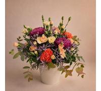 FLORES SOLIDARIAS - Centro de Mesa de Flores Naturales Renacer con Base Verde Menta Arreglo Floral para Decoración y Celebraciones con Claveles