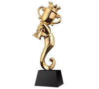 FLYIODFCXV Trofeo, Premios Sosteniendo el Trofeo Dorado con Corona de Honor al Campeón la Competencia Creativa del Premio Grupo Empleados Destacados