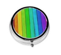 Fondo de madera de color arcoíris. Este pequeño pastillero redondo de viaje de tres compartimentos es perfecto para almacenar medicamentos diarios, vitaminas y sobre la marcha.