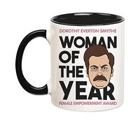 Fonhark - Taza divertida de Ron Swanson "Woman of the Year", Dorothy Everton Smythe Female Empowerment Award, taza de café novedosa de 11 onzas