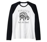 Forgiven but Still Feral Mapache Meme Cristiano Divertido Camiseta Manga Raglan
