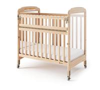 Foundations Serenity SafeReach - Cuna compacta Lateral, Ruedas comerciales Que no Dejan Marcas, Perfil bajo, Marco de Acero sólido, Tablero de colchón Ajustable, Panel de Extremo Mirrorview (Madera