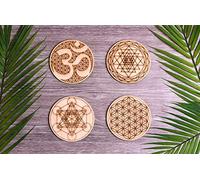 Fourth Level Mfg. Designs Posavasos de geometría sagrada (conjunto de cuatro incluye: 1 cubo de metatrones, 1 om de sagrado, 1 sri yantra, 1 flor de vida) Madera natural