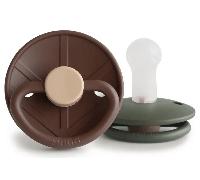 FRIGG Little Viking Silicona Chupete | Paquete con 2 Chupetes | Chupete de Silicona| Fabricado en Dinamarca | Sin BPA | Tetina simétrica tipo cereza | (Cocoa/Olive, Talla 2 (6-18 Meses))
