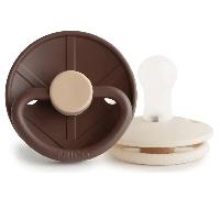 FRIGG Little Viking Silicona Chupete | Paquete con 2 Chupetes | Chupete de Silicona| Fabricado en Dinamarca | Sin BPA | Tetina simétrica tipo cereza | (Cocoa/Cream, Talla 1 (0-6 Meses))