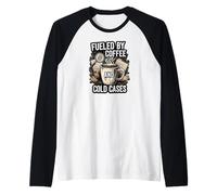 Fueled by Coffee and Cold Cases True Crime Detective Camiseta Manga Raglan