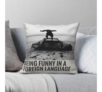 Funda de almohada de poliéster y lino y terciopelo con texto en inglés "Being Funny in a Foreign Language" de 1975