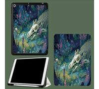 Funda para iPad 9,7 Pulgadas (6.ª/5.ª Gen,2018/2017) con Portalápiz,Delgada Tableta Cover Carcasa con Parte Posterior TPU Suave,Auto Estela/Sueño Fantasía Cráneos Animales Cuento Hadas Bosque - Verde