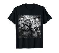 Funny Alien and Bigfoot Selfie UFO Rock on Sign Sasquatch Camiseta