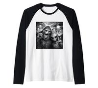 Funny Alien and Bigfoot Selfie UFO Rock on Sign Sasquatch Camiseta Manga Raglan