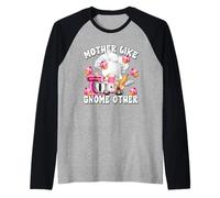 Funny Baking GNOME For Women Who Love To Bake Pink Muffins Camiseta Manga Raglan
