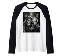 Funny Bigfoot y Alien Selfie UFO Peace Sign Camiseta Manga Raglan
