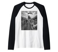 Funny Cat Selfie Bigfoot Corriendo De T Rex Y OVNIs Camiseta Manga Raglan