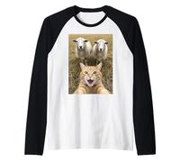 Funny Cat Selfie with Sheep Cute Farm Animal Kids & Adults Camiseta Manga Raglan