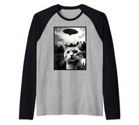 Funny Cat Selfie with UFOs - Cute Cat Joke UAPs Camiseta Manga Raglan