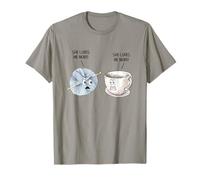 Funny Crochet She Loves Me More Crochet Yarn and Coffee Camiseta