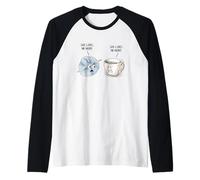 Funny Crochet She Loves Me More Crochet Yarn and Coffee Camiseta Manga Raglan