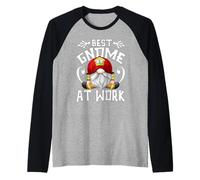 Funny Firefighter GNOME For Fireman Dad Firefighting Gnomie Camiseta Manga Raglan