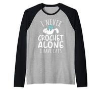 Funny I Never Crochet Alone I Have Cats Crochet Lover Camiseta Manga Raglan