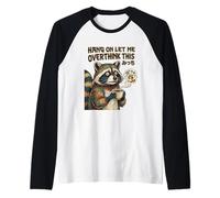 Funny Introvert Humor Raccoon Hang On Let Me Overthink This Camiseta Manga Raglan