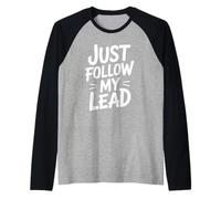 Funny Just Follow My Lead Cita audaz Motivacional Diciendo Broma Camiseta Manga Raglan