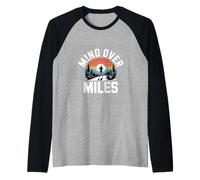 Funny Mind Over Miles Diciendo Motivación del Corredor Camiseta Manga Raglan