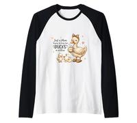 Funny Mom Just a Mom Trying to Keep Her Ducks Humor Camiseta Manga Raglan