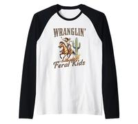 Funny Mom Riding. Western Cowboy Mama Wranglin Feral Kids Camiseta Manga Raglan