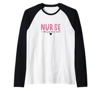 Funny Nurse Quote Shows Love and Hearts For Nursing Student Camiseta Manga Raglan