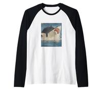 Funny Ocean Adventure Cat Biting a Shark Vintage Camiseta Manga Raglan