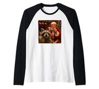 Funny Raccoon Selfie with Santa Eating Cookies and Drinking Camiseta Manga Raglan