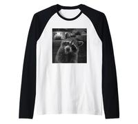 Funny Raccoon Sticks out Tongue On Security Camera Camiseta Manga Raglan