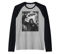 Funny Sasquatch Bigfoot Rock On Selfie con platillo alienígena OVNI Camiseta Manga Raglan